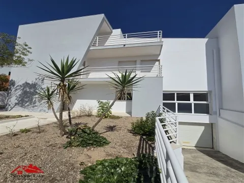 Fantástica moradia T4 com garagem, terraço e logradouro - Sesimbra