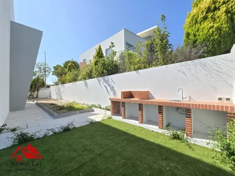 Fantástica moradia T4 com garagem, terraço e logradouro - Sesimbra