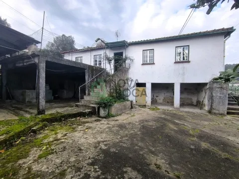 Moradia T4 para restauro, Quintiães, Barcelos