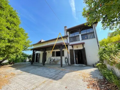 Moradia com terreno junto à cidade.