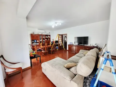 Apartamento T3 com terraço, localizado no centro da cidade.