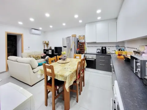 Moradia Unifamilar T3 com Logradouro e Terraço.