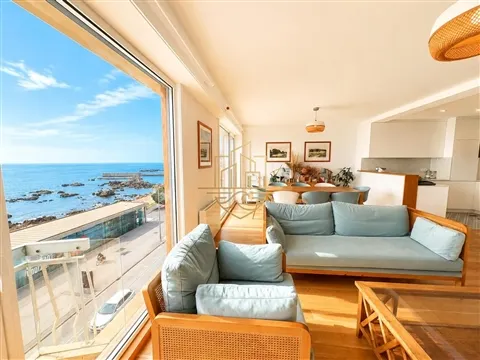 Apartamento T3 renovado, situado numa das localizações mais prestigiadas e desejadas zonas do Porto!