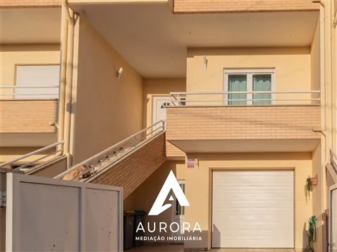 Moradia T3 em Lobão | Áreas amplas, terraço e garagem para três viaturas