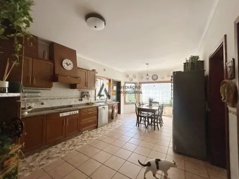 Moradia T4+1 com terreno à venda em OIã