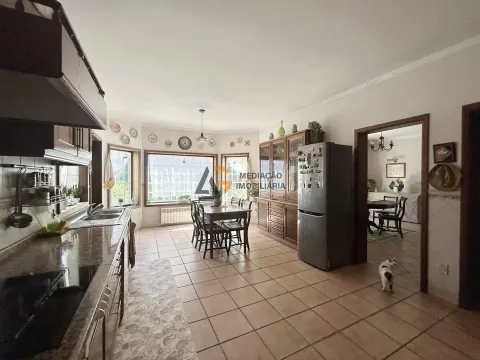 Moradia T4+1 com terreno à venda em OIã