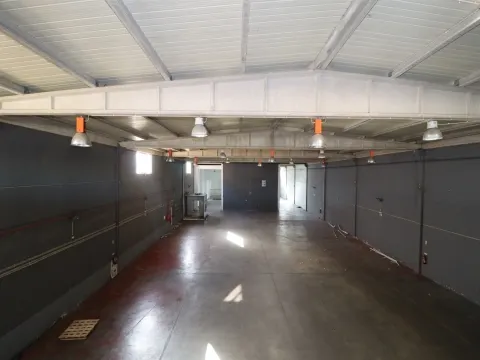 Venda de 2 armazéns em zona de industrial de Albufeira