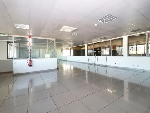 Venda de 2 armazéns em zona de industrial de Albufeira