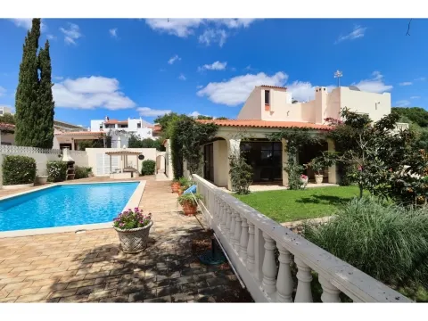 Villa privée avec terrain de 1 515 m2 à quelques minutes à pied de la plage