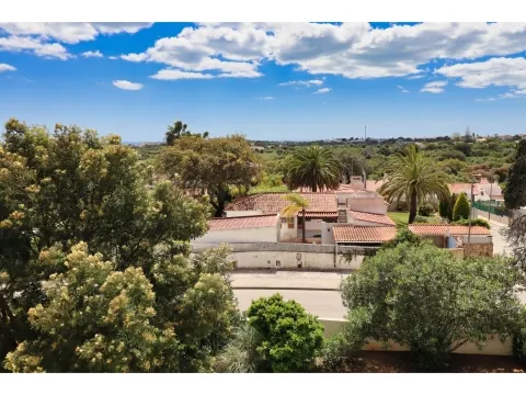 Villa privée avec terrain de 1 515 m2 à quelques minutes à pied de la plage