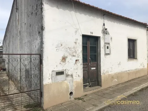 MORADIA T2 PARA RECUPERAR , POÇO E TERRENO