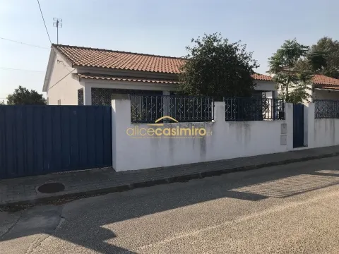 Moradia T3 e Anexo T2, Lote com 990m2