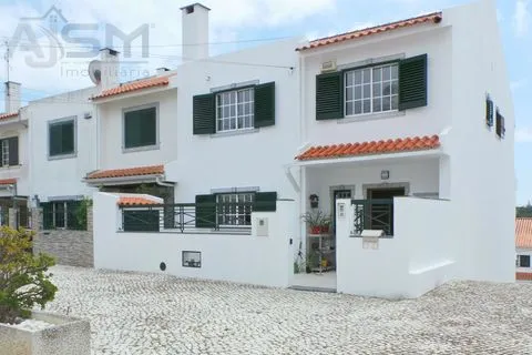 Moradia T4+3 composta por 5 pisos com divisões amplas e construção de qualidade