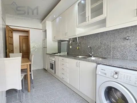 Apartamento T1 com mobília e cozinha equipada, todo virado a poente