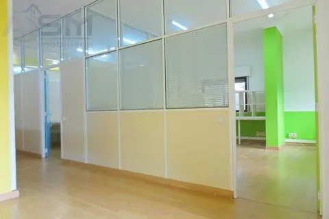 Boutique de 110m² divisée en 4 espaces, préparée pour diverses activités