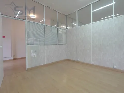 Shop with 110m² divided into 4 rooms, prepared for various activities