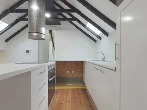 Apartamento T1 com suíte em aproveitamento de sótão