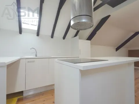 Apartamento T1 com suíte em aproveitamento de sótão