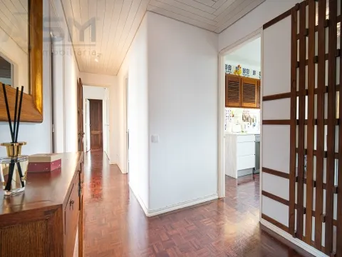 Spacious and bright 5-bedroom apartment in Olivais Sul, with good sun exposure and central location