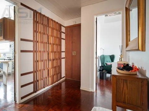 Spacious and bright 5-bedroom apartment in Olivais Sul, with good sun exposure and central location