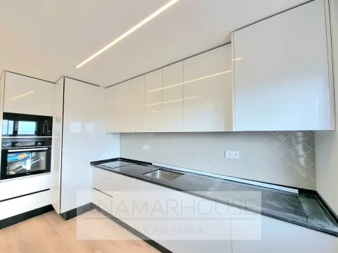 Apartamento T2 com Varanda | Totalmente Remodelado | Amadora