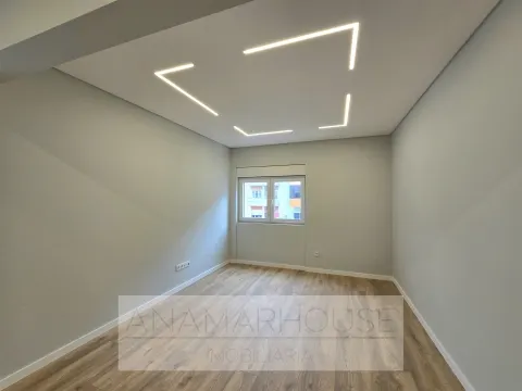 T1 Novo com Terraço | Prédio Reabilitado | Próximo da Estação da Amadora