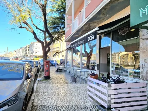 Pastelaria com esplanada junto à estação da Amadora | Investimento Garantido 