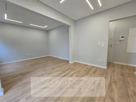 T2 Remodelado com varanda na Mina de Água, Amadora