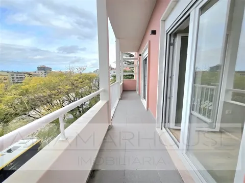T2 Remodelado com varanda na Mina de Água, Amadora