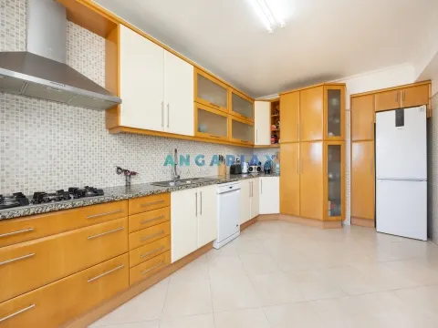 ANG1571 - 4+2 Bedroom House for Sale in Leiria