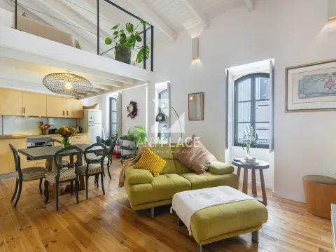 Charmosa Moradia Renovada com Dois Apartamentos Independentes no Centro Histórico de Loulé