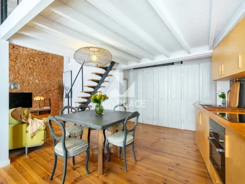 Charmosa Moradia Renovada com Dois Apartamentos Independentes no Centro Histórico de Loulé