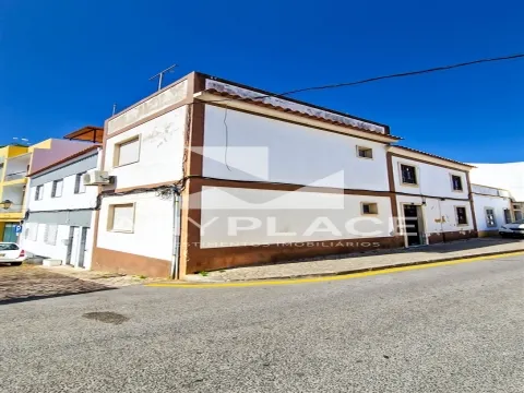 3+1 bedroom villa with Rooftop in the Historic Center of Loulé is a refuge with charm and potential.