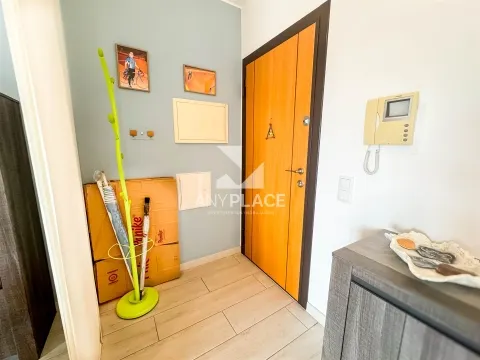 Esclusivo appartamento con 2 camere da letto con terrazza panoramica e parcheggio. Vi presentiamo un appartamento che re