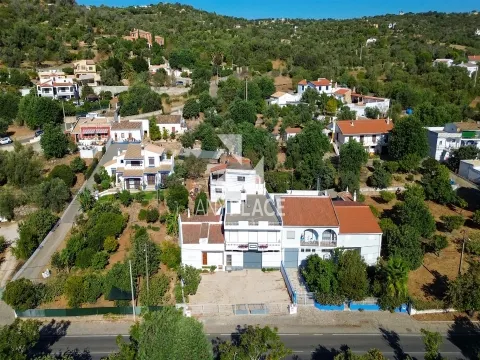 Opportunity for a unique building in a privileged location, which combines housing and services in one