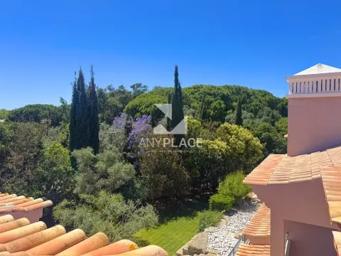 A rare opportunity to acquire a prestigious villa in one of the most valued areas of Loulé.