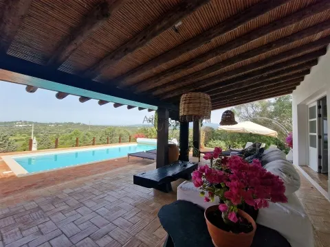 Villa de 4 chambres - terrain de 2.500 m2 - piscine - campagne - vue sur la mer et les montagnes - P