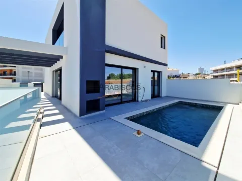 Moradia T4 - Piscina - Barbecue - Piso Radiante - 3 Suítes - Garagem - Mexilhoeira Grande - Algarve