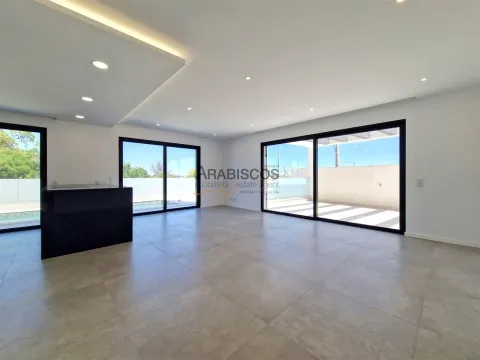 Moradia T4 - Piscina - Barbecue - Piso Radiante - 3 Suítes - Garagem - Mexilhoeira Grande - Algarve