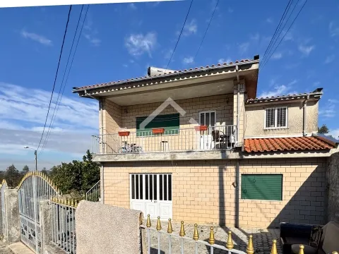 Moradia com 2 Habitações - Souto