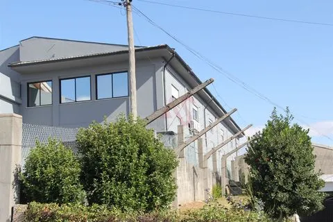 Pavilhão industrial com 1.017 m2 em Margaride, Felgueiras