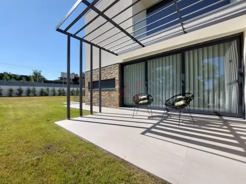 Moradia de Gaveto com 3 Suítes em Palmeira, Braga