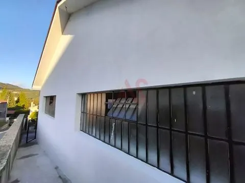 Armazém para arrendamento com 212 m2 em São João de Vizela