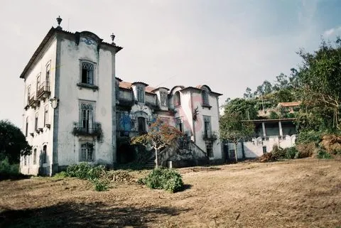 Palais de la 2ème décennie du siècle. XX, inséré dans un terrain de 10707 m2, avec PIP APPROUVÉ à Paredes