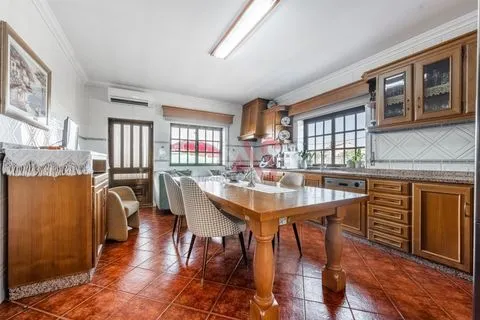 Villa de 4 dormitorios con potencial de conversión en 3 fracciones &#124; Freamunde &#124; 454 m² de construcción