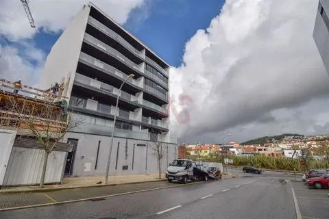 Apartamento T3 NOVO em Famões, Odivelas