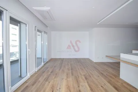 Apartamento T2 NOVO em Famões, Odivelas