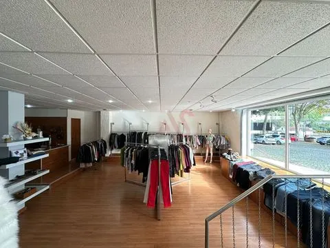 Loja Comercial com 118 m² &#124; Excelente Montra &#124; Zona Central de Nespereira, Guimarães