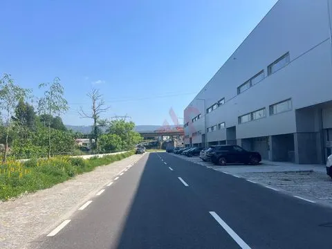 Pavilhão com licença para indústria em S. Martinho do Campo junto à VIM