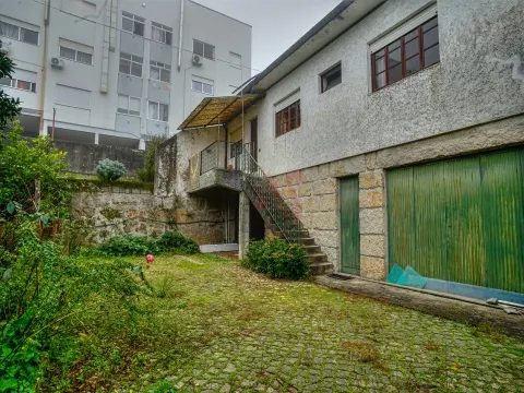 Villa de dos plantas con 1.200 m², junto al Departamento de Bomberos en Marco de Canaveses